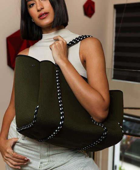 POPUPS bags — versatile totes that transform with your everyday adventures from work to family life, beach trips, travel, and leisure. Designed for style, function, and organization, they’re perfect to mix, match, and share.